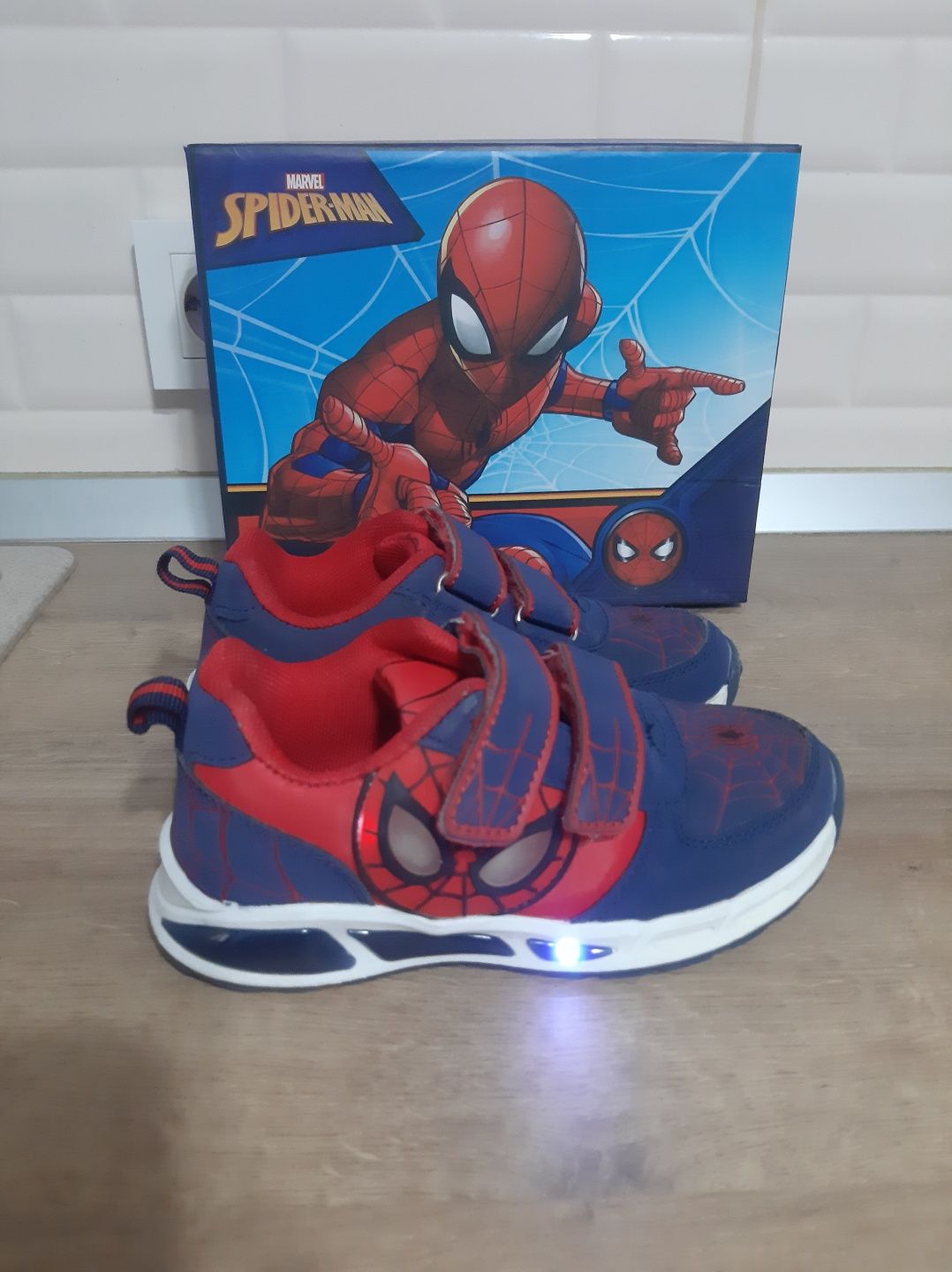 Pantofi sport băieți - Spiderman cu leduri (mărimea 29)