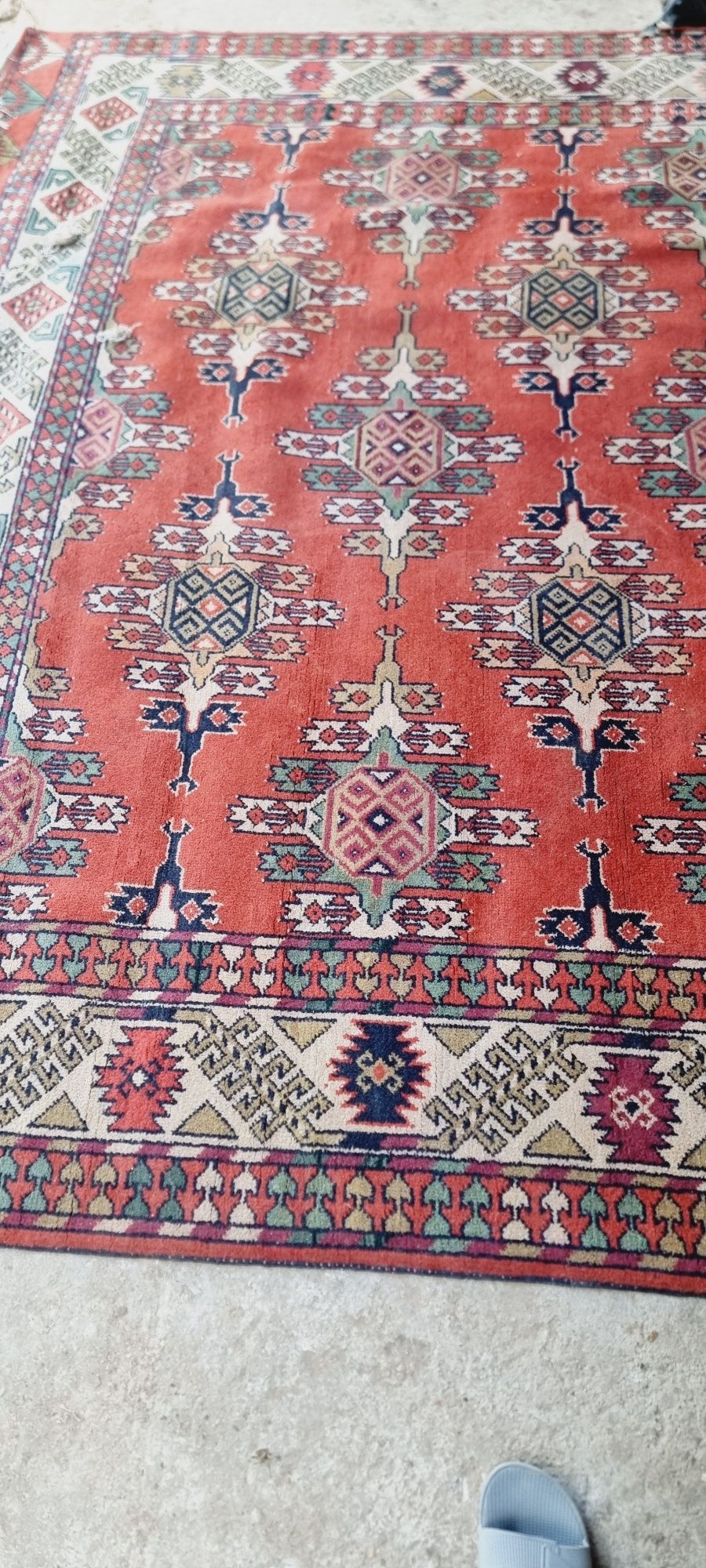 Gilam qolda tikilgan