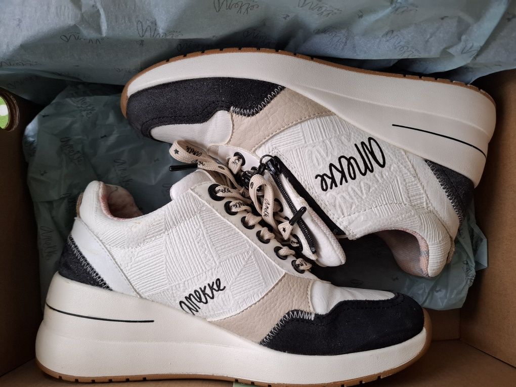 Sneakers  Anekke
