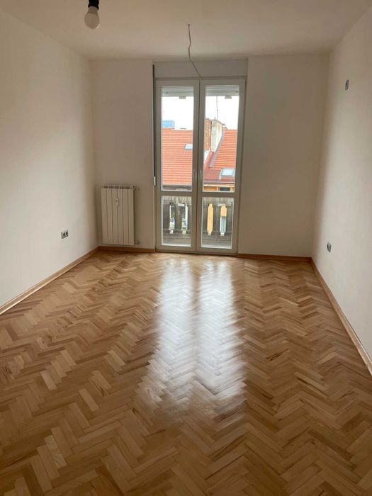 Давам 3-СТАЕН апартамент срещу парламента