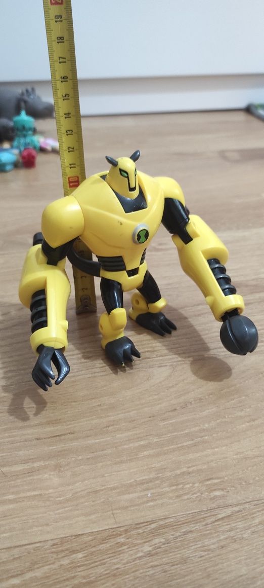 Vând figurina Ben 10