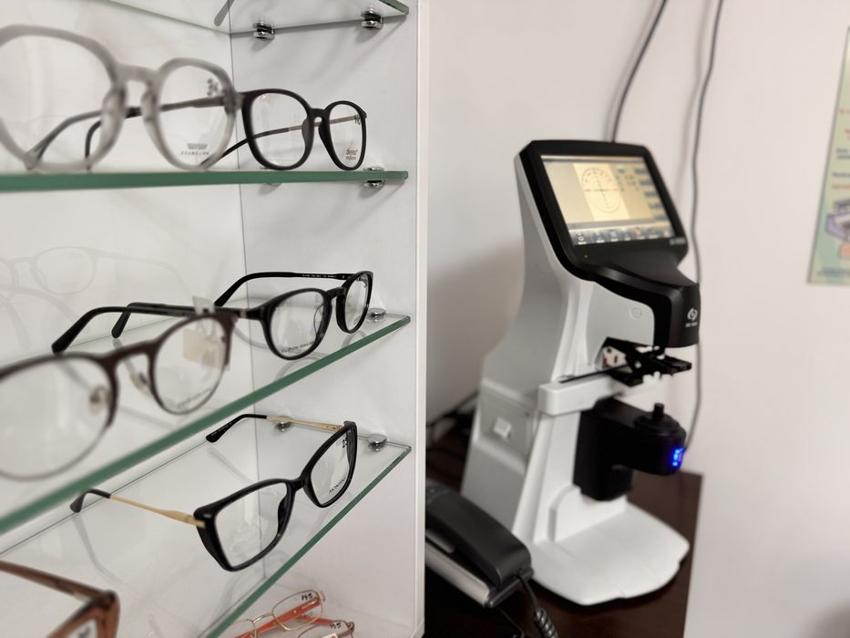 Mobilier optica medicala aproape nou ,impecabil