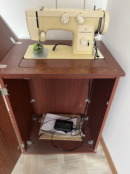 швейная машина электрическая, рабочи с педалю