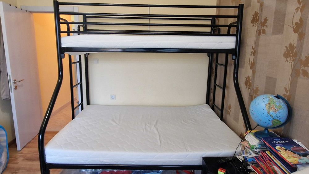 Двуетажно метално легло с матраци