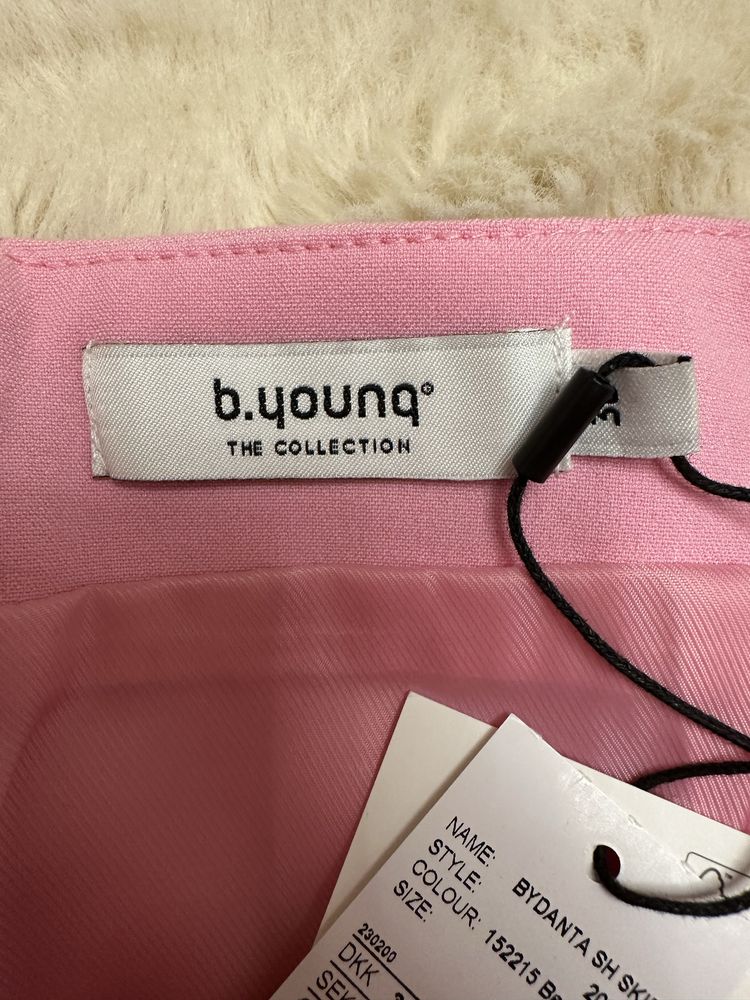 Fustă mini roz vibrantă de la b.young
