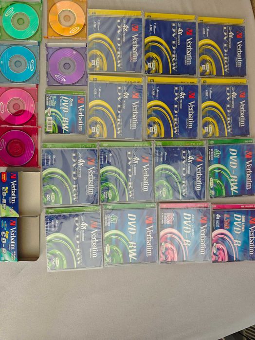 Празни ДВД DVD disk дискове и празни кутии за ДВД DVD disk дискове