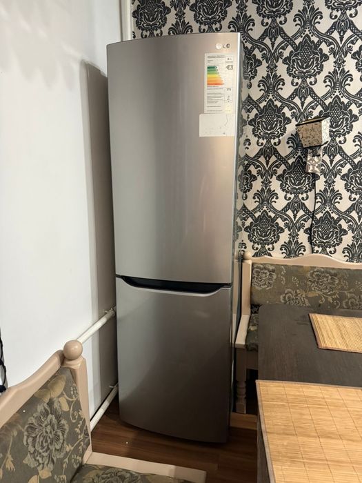 Продам холодильник LG в отдичном состояниис технологией Total No Frost