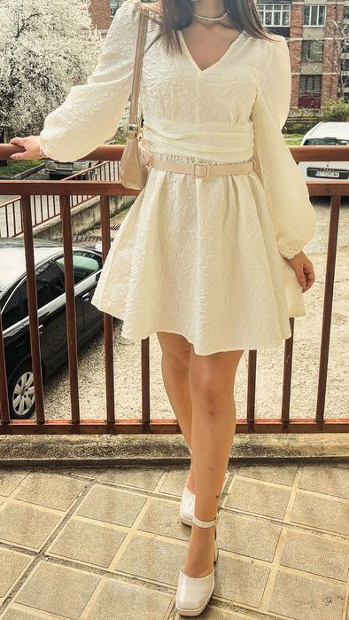 Бяла елегантна рокля