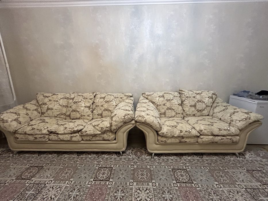 Продаётся два небольших дивана  и одно кресло