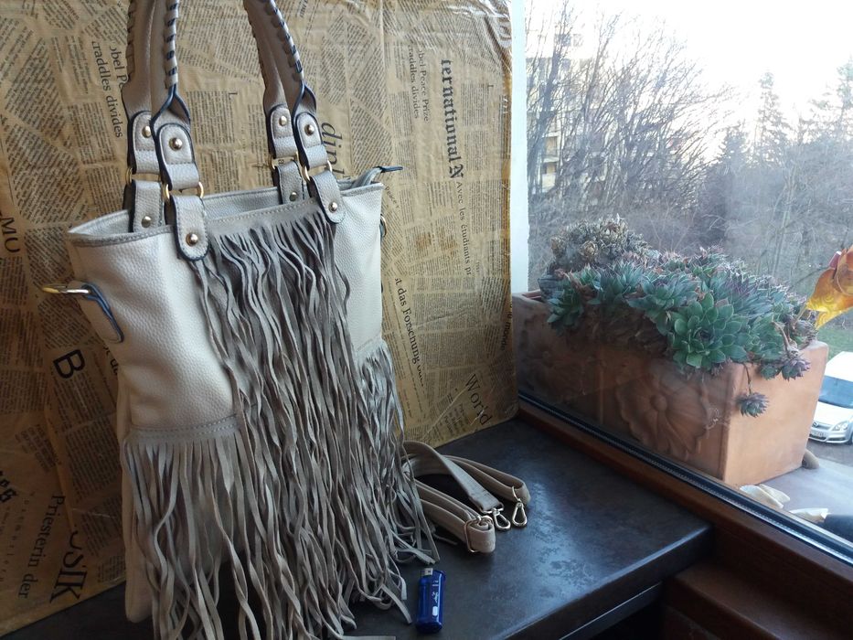 дамска чанта,бежова велурена торба с ресни