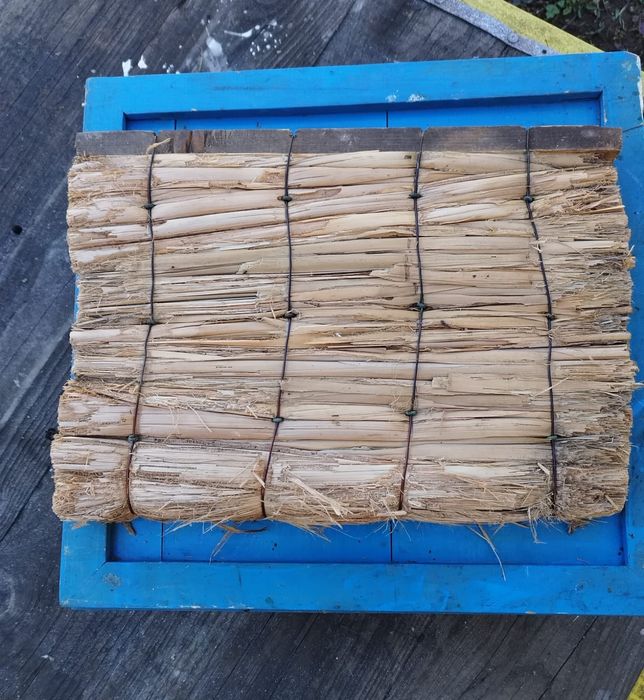 Saltele ptr. izolat famiilile de albine, din papură...