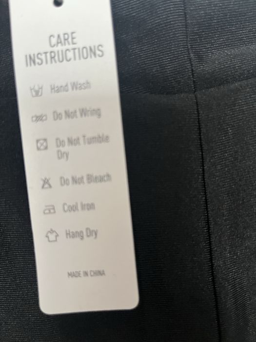 Colanti negri noi, cu eticheta