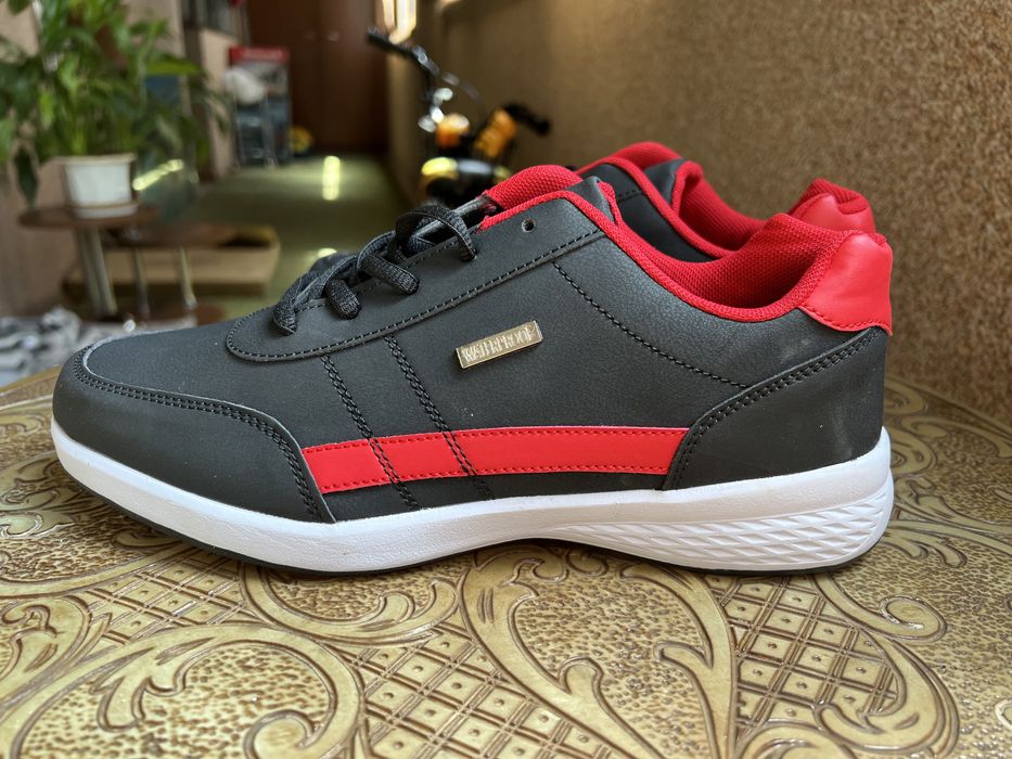 Кроссовки новые 42 размер водонепроницаемые, подошва вулканизированная