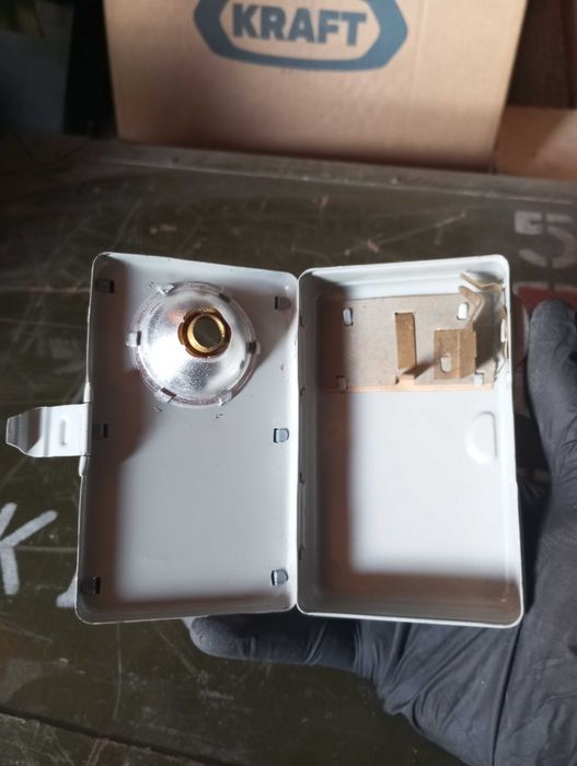 Продавам стар жепейски фенер с два цвята