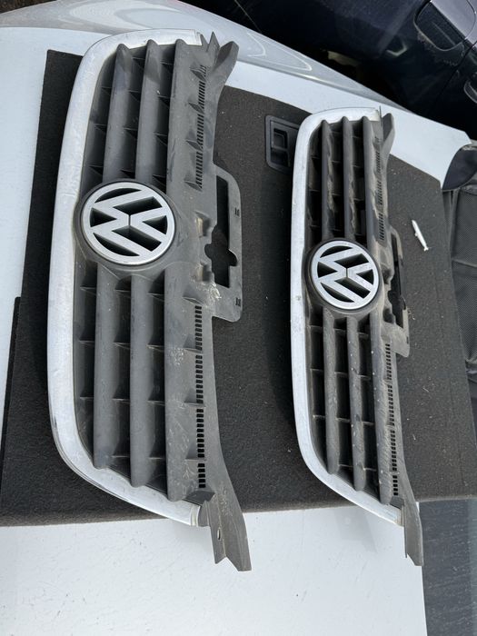 Рашетка предна броня  за Vw Touran 1 Туаран 1T0853651 маска с емблема