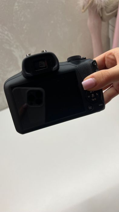 Продавам чисто нов Canon EOS R100