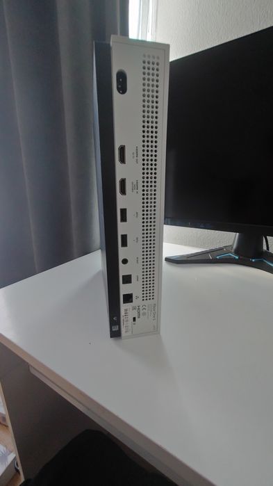 Xbox one s cu 2 controlere si 3 jocuri