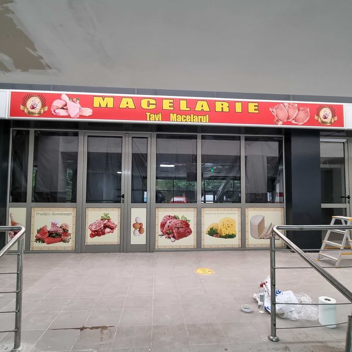 Casete luminoase, totem, decorare magazine