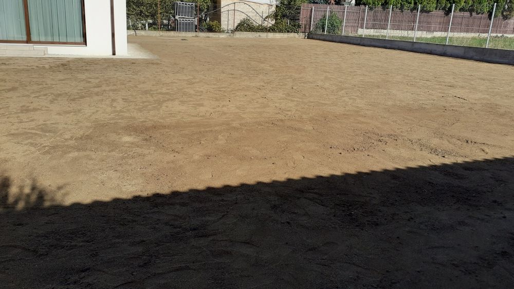 Amenajare curți exterioare cu gazon și piatră