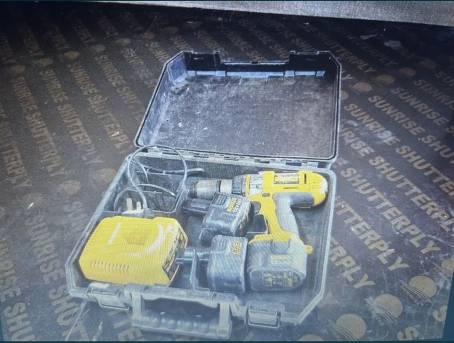 Девалт Dewalt винтоверт с две перфектно здрави батерии