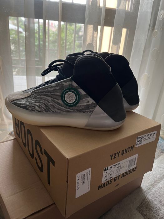 Yeezy Quantum Lifestyle Sneakers