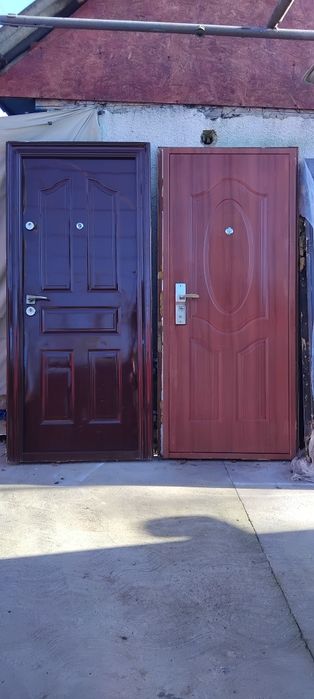 Vînd uși metalice de exterior complete cu chei