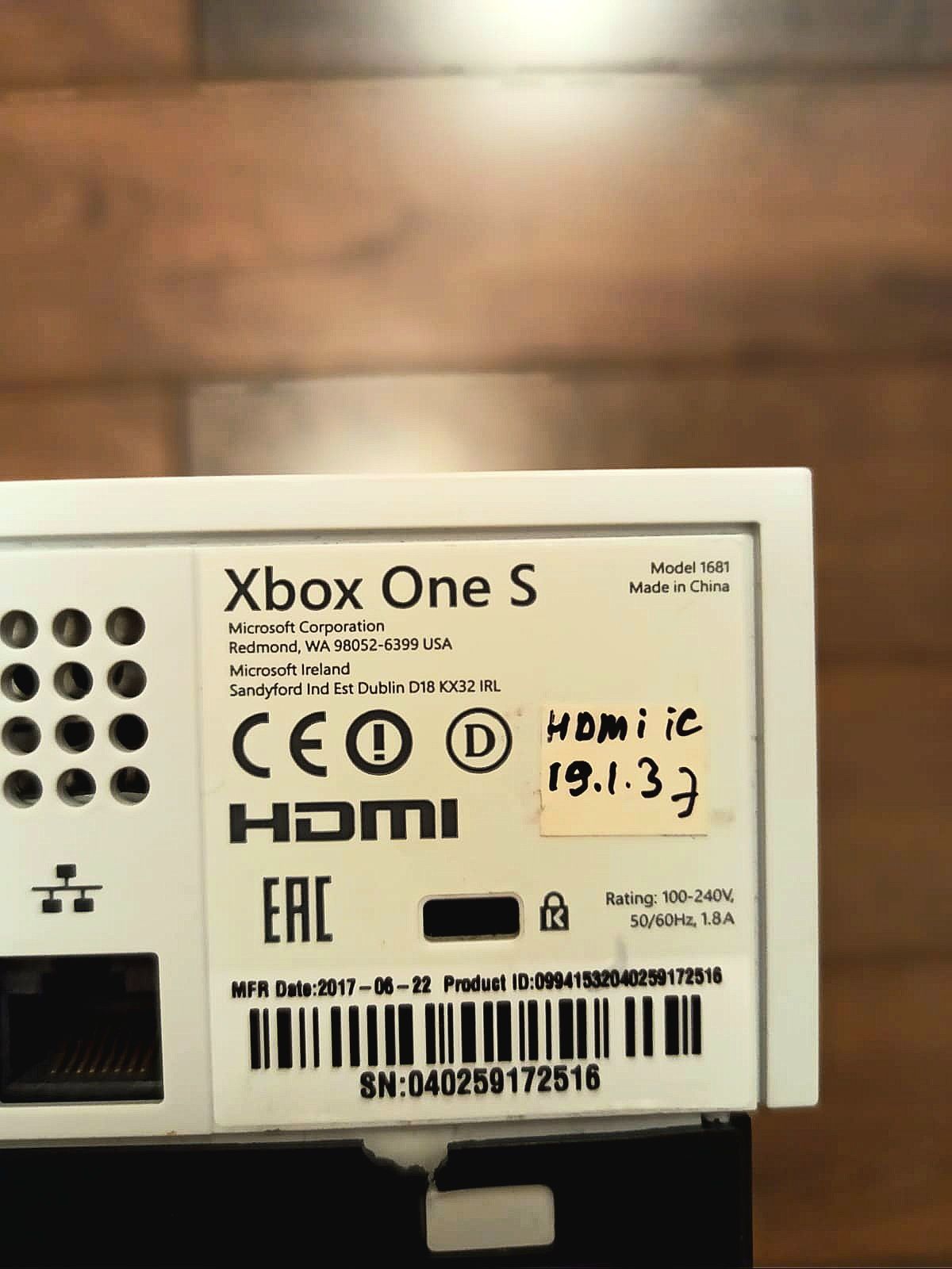 Xbox One S 1 TB с 10 играми в отличном состоянии.