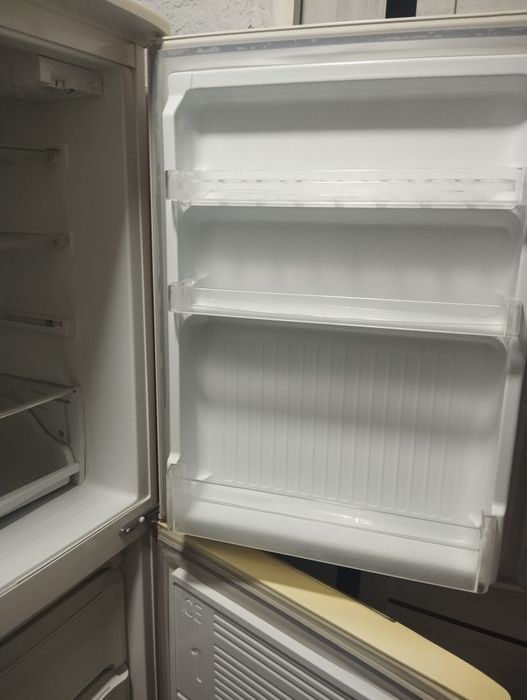 Продаётся двухкамерный холодильник "Sino"