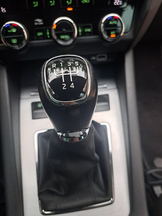 Vând skoda octavia 3