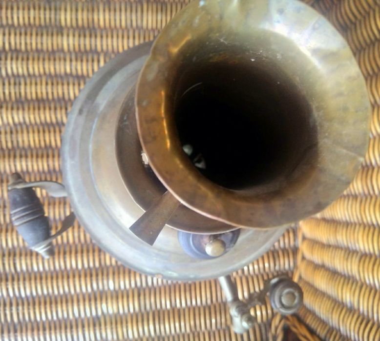 Старинен самовар на въглища