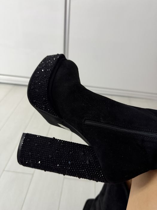 Черни велурени ботуши на ток