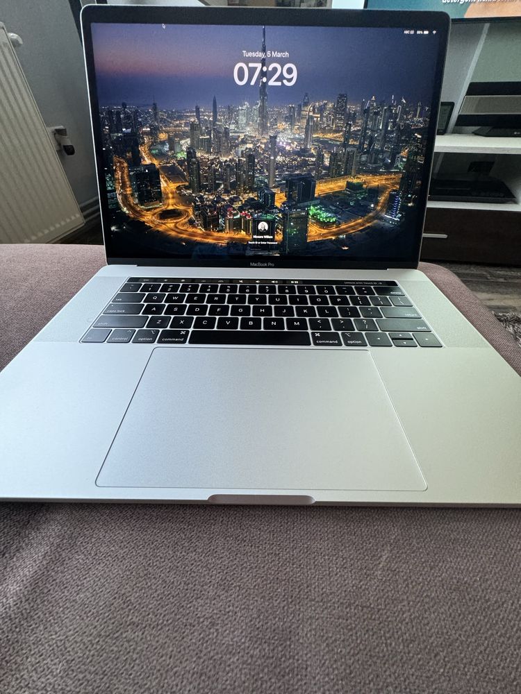 Vand Macbook PRO A1990 i7, 16gm RAM, 256gb, AMD radeon 4gb