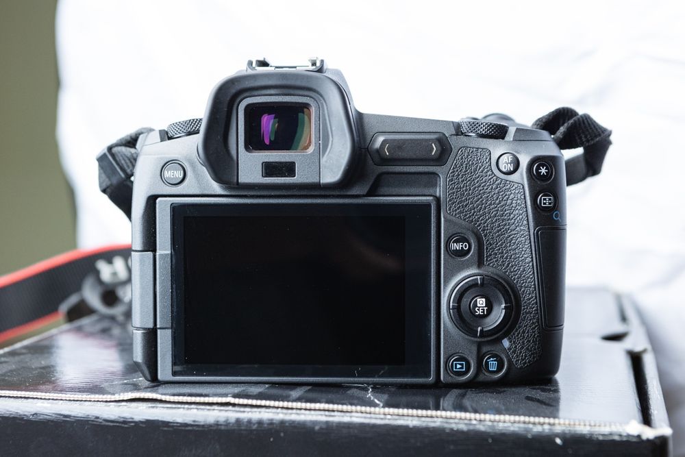 Canon EOS R - Full Box
