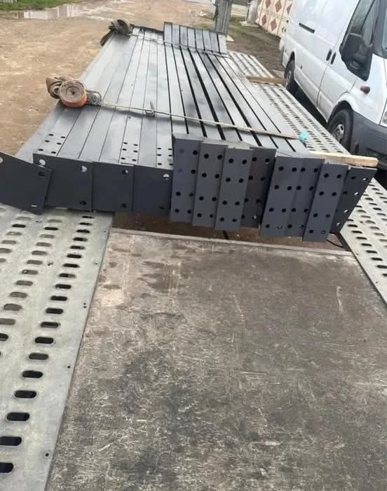 Vând hală metalică 48x10x5 , este compusă din 22 cuzineți, 22 stâlpi.