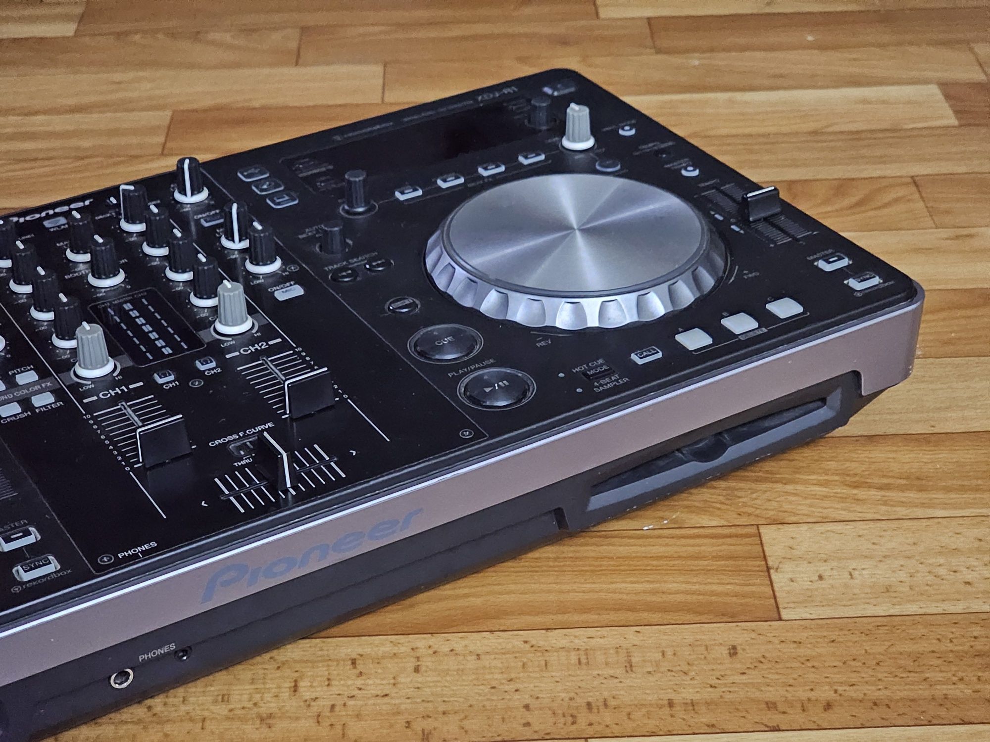 Диджейский контроллер PIONEER XDJ-R1