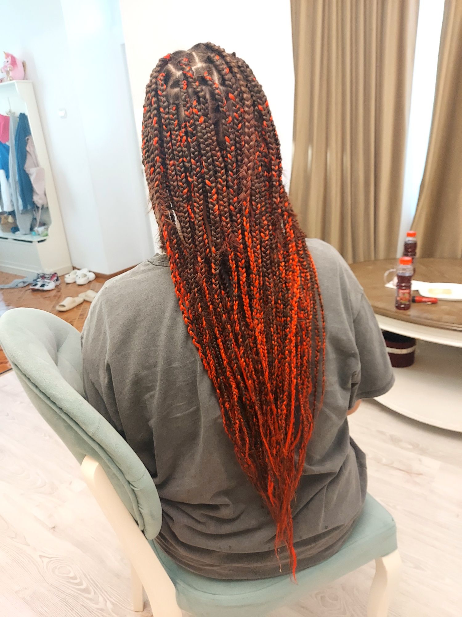 Codițe afro box braids și împletituri cu extensii colorate