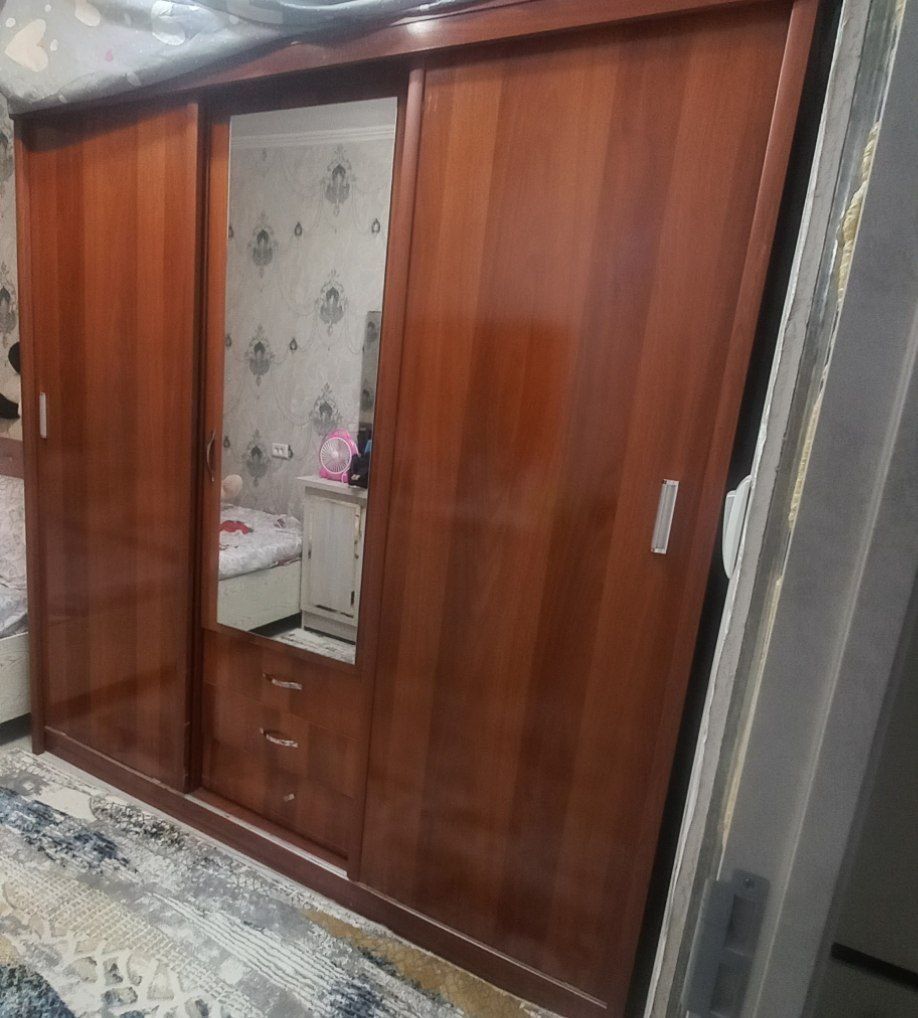 Шкаф сотилади холати зур
