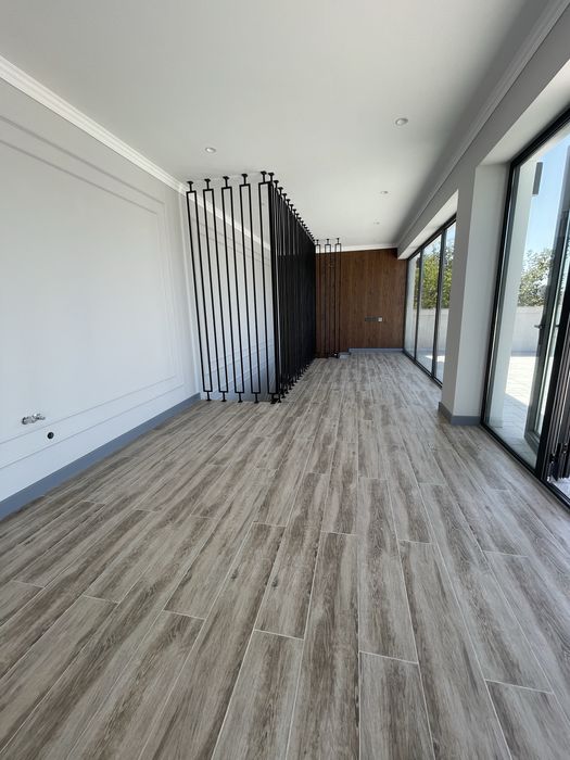 Продается в Юнусабадском р-не (за Хокимиатом) 3-уров.евродом на 3 сот.