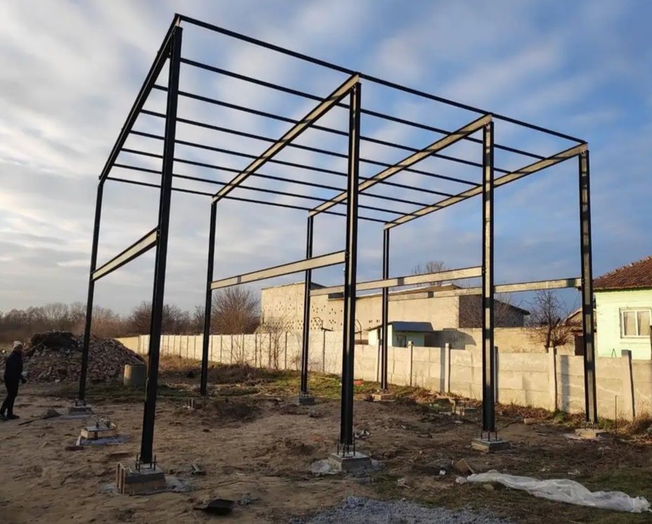 Structurile metalice sunt compuse din ferme ,stalpii,pane de acoperiș