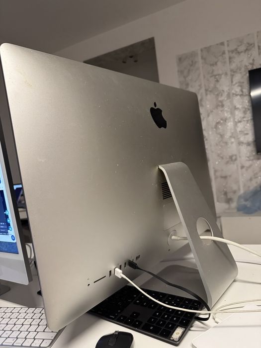 iMac 27 inch, 5k,32 GB, 2400 mhz DDR4, i7, 4.2 ghz, Radeon pro 580 8 G