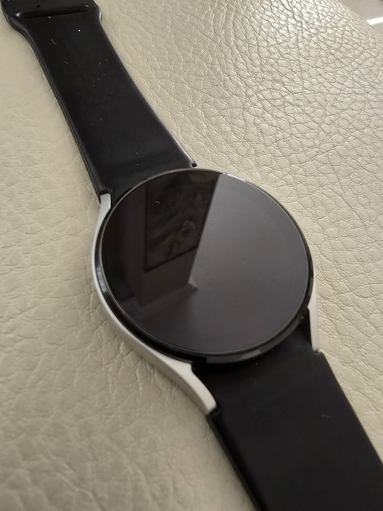 Смарт часовник Samsung Watch 4