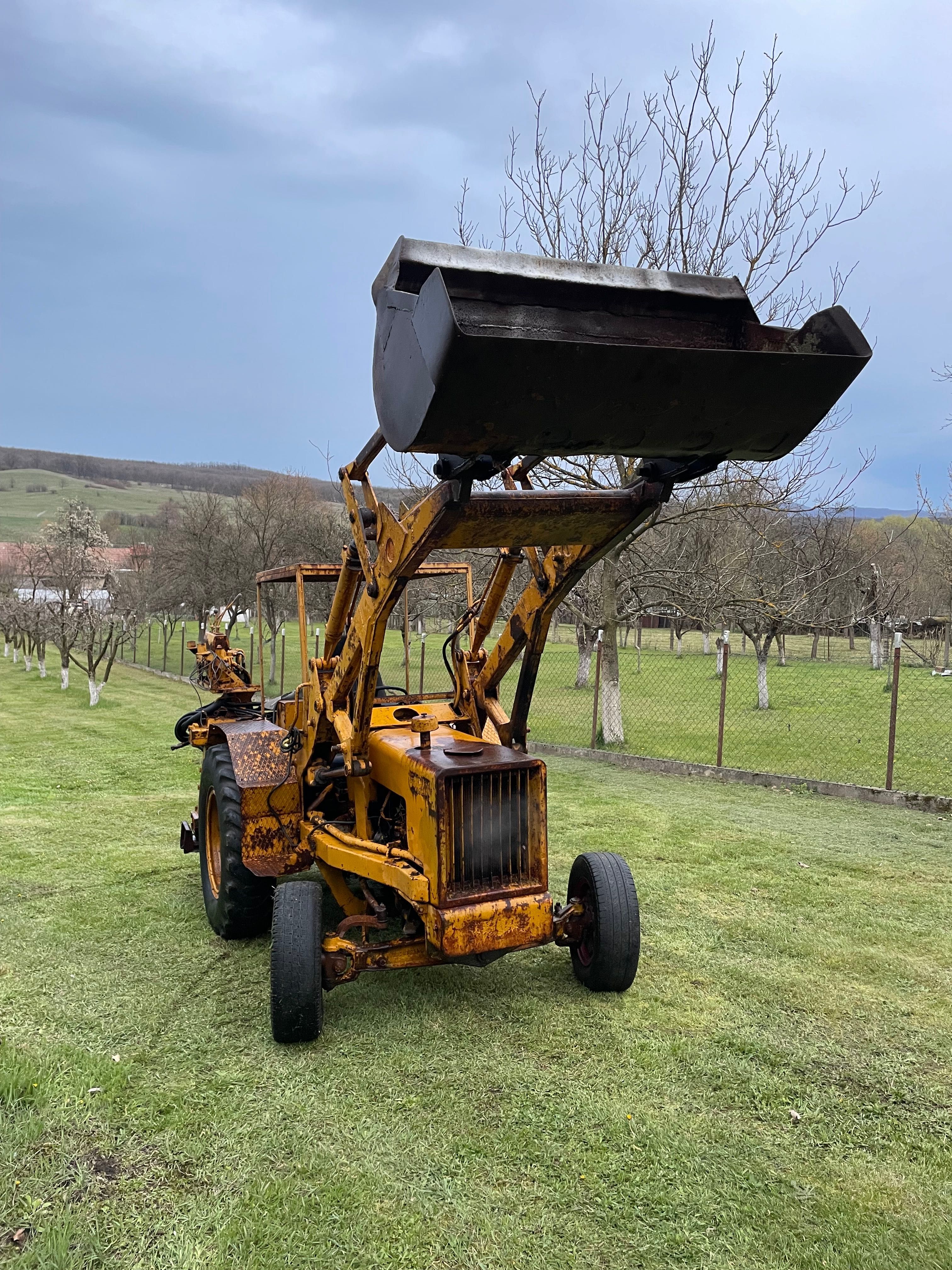 Tractor Fiat încărcător și cupa escavare .