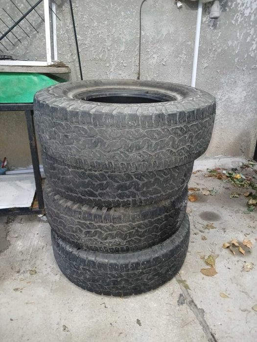 Продам комплект резины Izzarda R15 235/75