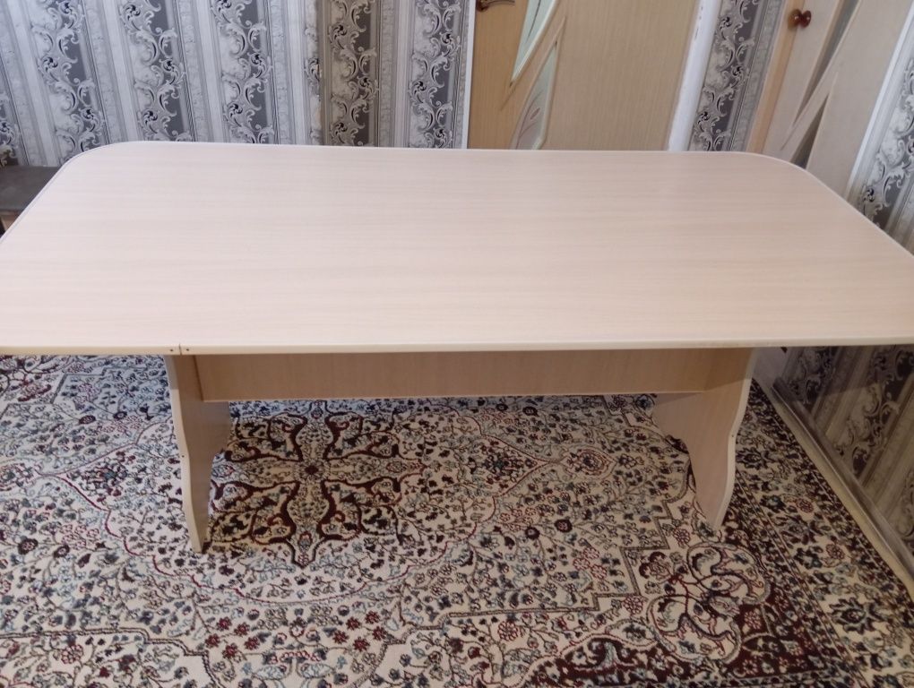 бежевый стол, хорошем качестве