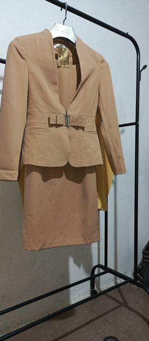 Продам новый комплект пиджак+платье, есть размеры 42,44
