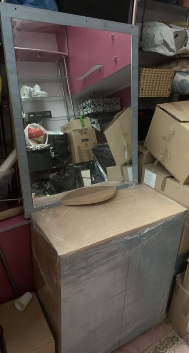 Vand set dulap, comoda si oglinda, rafturi, cuier si 2 scaune bar