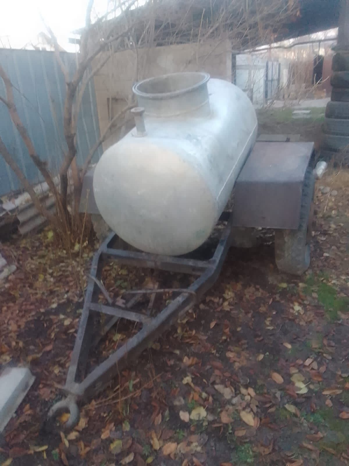 Прицеп с алюминиевой бочкой