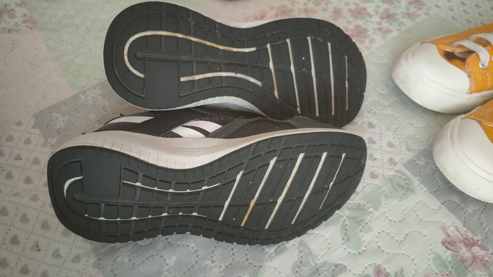 Маратонки Reebok, кецове, и сандали Ipanema.