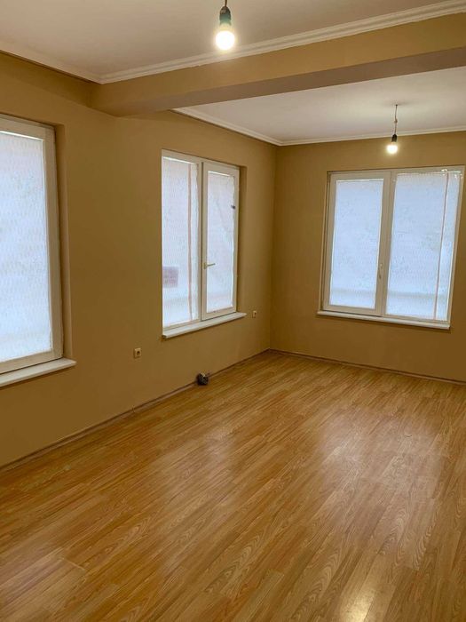 Дава се под наем Двустаен апартамент в Бургас, Център - 55 кв.м за 204 € - Снимка #3