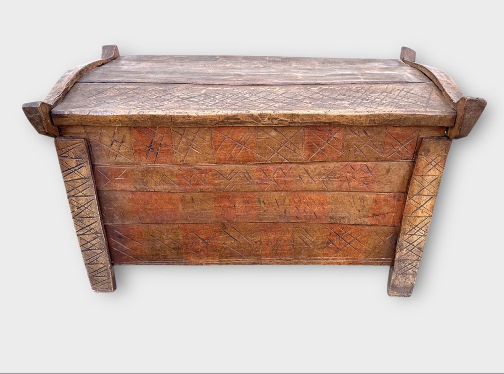 Lada zestre taraneasca cu decoratiuni geometrice